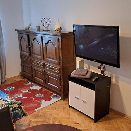 Lovely 1 Bedroom Apartment In City Centre, Sleeps 4 ! ทูร์ดา ภายนอก รูปภาพ