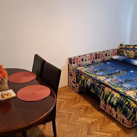 Lovely 1 Bedroom Apartment In City Centre, Sleeps 4 ! ทูร์ดา ภายนอก รูปภาพ