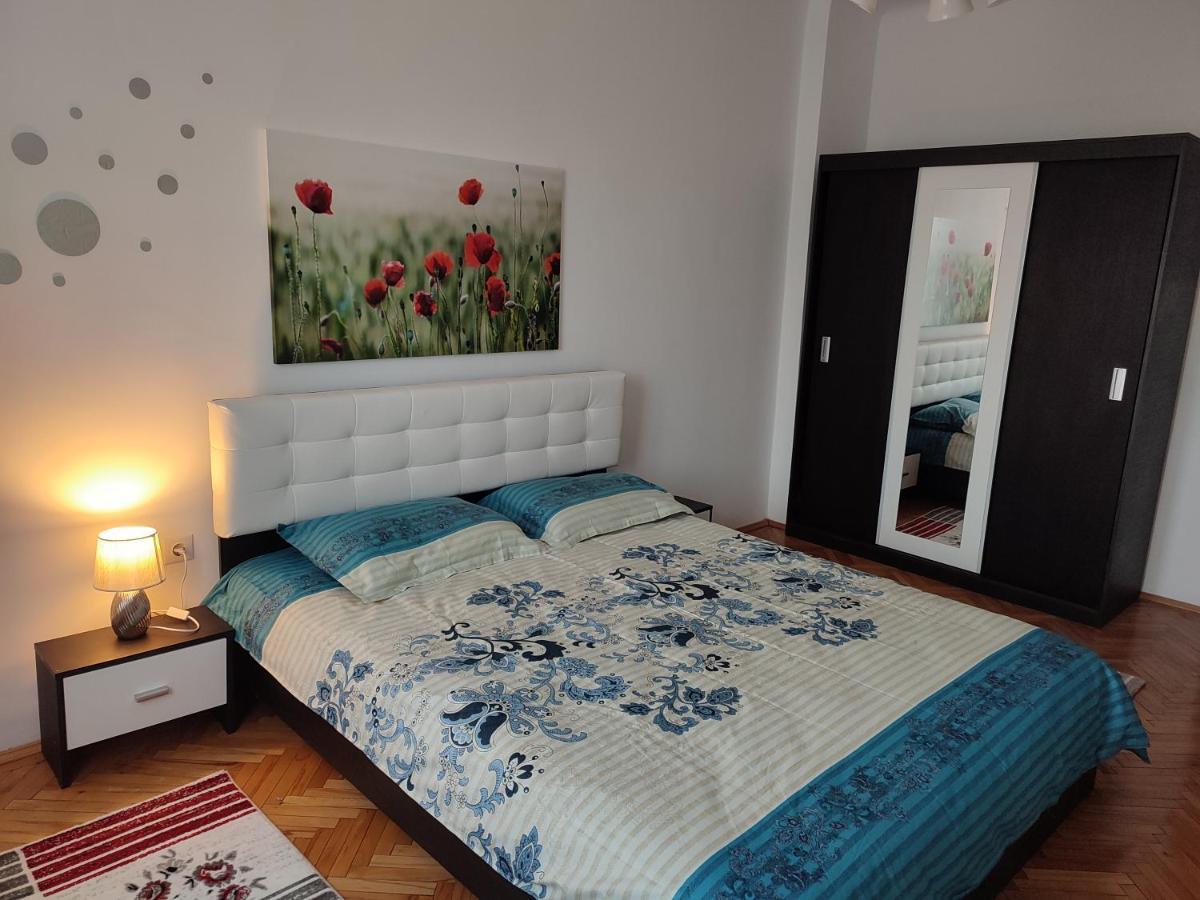 Lovely 1 Bedroom Apartment In City Centre, Sleeps 4 ! ทูร์ดา ภายนอก รูปภาพ