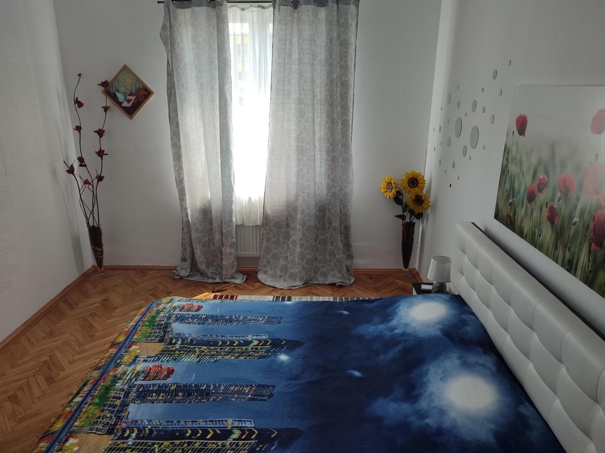 Lovely 1 Bedroom Apartment In City Centre, Sleeps 4 ! ทูร์ดา ภายนอก รูปภาพ