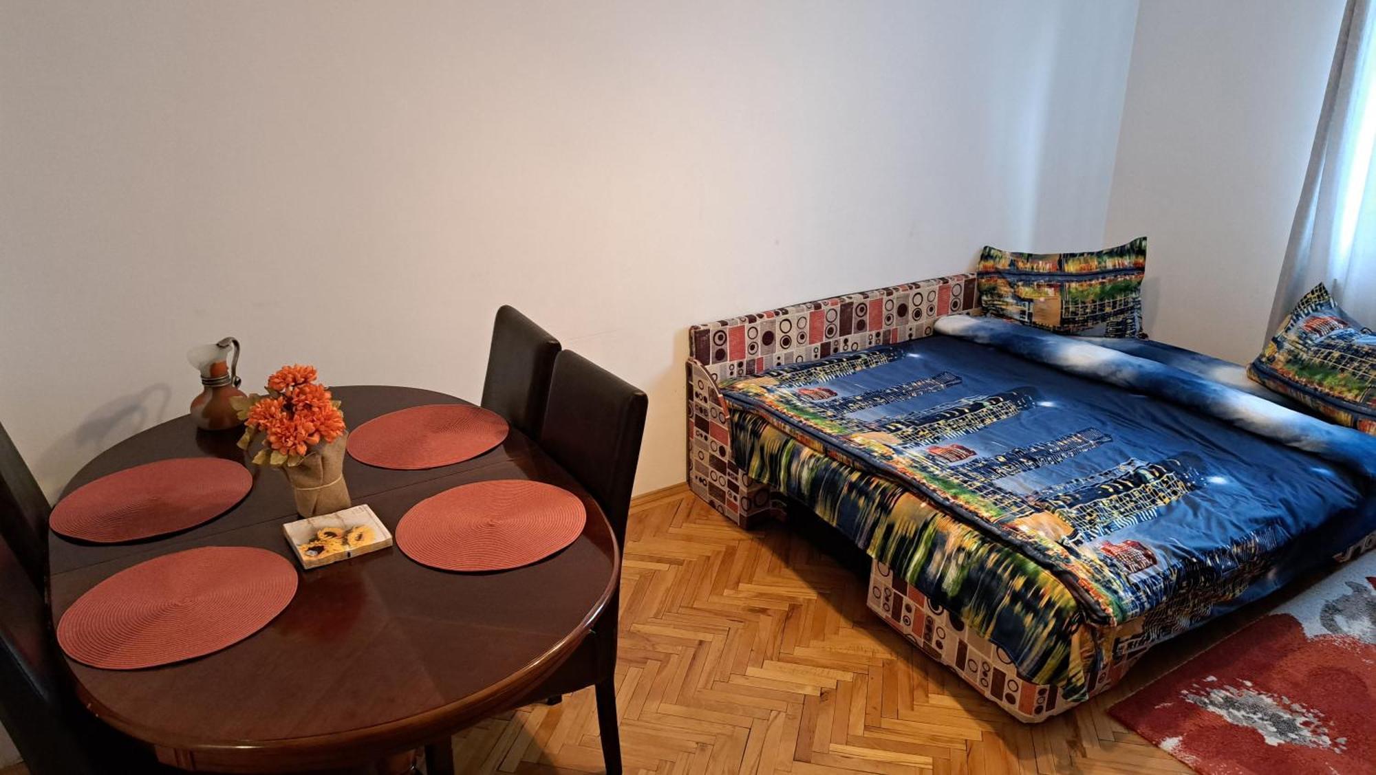 Lovely 1 Bedroom Apartment In City Centre, Sleeps 4 ! ทูร์ดา ภายนอก รูปภาพ